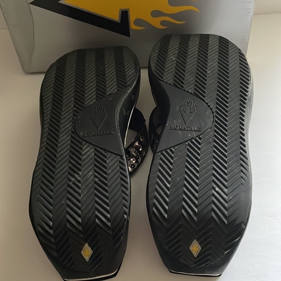 VOLATILE woman’s flip flop wedge, size 10, black with silver sequence, used. - Picture 8 of 15